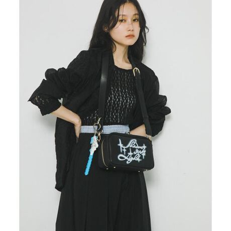 [^ԁFDA005-RDA4]Pas De DANSE  EclipseḦӖAGNvXƖtꂽphD_X2ndV[YBƉeAƈÁBꌩ΋ɂɂ悤łāA͂ǂ݂čA݂xĂBȃbZ[W߂āAOɂ͐Aɂ͉_̃OtBbN2TCỸobOoꂵ܂BU΂߂ꂽ̃OtBbN̑Ζʂɂ"Shadow seeks light."ue͌߂v"Day and nightC forever chasing but never meeting."uƖAiɒǂAďoȂvƂts@_̂悤ɃobOɕ`Ă܂B[WTCYEX[TCYǂɂ"Heart sees unseen"uS͌Ȃ̂vƂ^[L[`[ZbgɁBގÃobOƈꏏɂꂼ̐Fyŉ߂܂傤BPas De DANSE(phD_X)uuhɃ_XXebv̈ӖARODE SKO(=ԂC)Ń_XĂ悤ȁAy₩ȗVтuhBobOɃOtBbN𗎂Ƃ݁AyXebv𓥂ŉ߂悤ȃACe܂vdirection by SKINySKIN WRAPS AROUND THE WORLD ^XLzقȂtB[hŊ􂷂郁o[sŊA[gRNeBuBApfUCAԃfUCAuhfBNVAA[gfBNVȂǑɓnĊĂBy2025 Spring^Summerzy25SSz̏iɎgpĂfނ́AC⊾JȂǂɂ鐅ʂɂFAFڂ肷\܂̂ŁAFWFn̗mƂ̑gݍ킹͒ӂĂ舵l肢܂Bۑ鎞́Ax̍ꏊĂB̑舵Ɋւ܂ẮAiɕt̃AeV^OBd  : 400gti(L[`[) : S16 ^ 25cmi摜́A̓p\RȂǂ̉{ɂAۂ̐FƈقȂČꍇ܂B\߂Bi̐F̖ڈ́AiP̂̉摜QƂBCɓo^̂߁Cɓo^íA}Cy[WɂČ݂̉i݌ɏ󋵂̊mF\łB Xg̊Ǘɐ񂲗pB