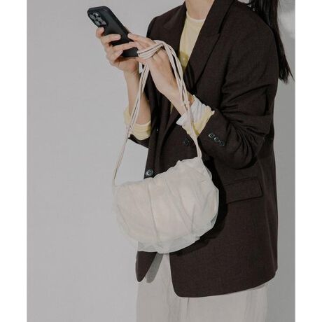 [^ԁFXH44-2AW3901]lĂ`[obOZ`[ƃiC̃RrfށZȂ݂̗ǂJ[TulleV[Ỹ~jTCYfUCBӂӂ̃`[ƃiCfނőlۂɁBƂo|Ȃǂɕ֗ȃTCYB1łȂꊴoł̂ŁAWPbgX^CȂǂ̂ꂢ߂ȃX^CO̊OƂč킹Ē̂IXXBIP[WȂǂ̉؂₩ȃV[ɂhun RODESKO(n[ fXR)̉\ƂЂȉ߂" nylon "ɖς ǂȏuԂ킽炵AC炸ACO悭B炵y݁APghun(ޏ)hɌāBy2024 Spring^Summerzy24SSz̏íAfUCdAƓ̖ڂefނgpĂ܂Bfނ̓A|₷̂łӂBŉtgp̍ہAŉtĂȂԂA肪Gꂽ܂܂̏ԁAŉt̂Ă܂Əŉt̐ɂ\ʂώĂ܂AFڂϐF̉\܂Bgp̍ۂ͏\ӂ肢܂B̑舵Ɋւ܂ẮAiɕt̃AeV^OBd : 110gi摜́A̓p\RȂǂ̉{ɂAۂ̐FƈقȂČꍇ܂B\߂B i̐F̖ڈ́AiP̂̉摜QƂB Cɓo^̂߁ Cɓo^íA}Cy[WɂČ݂̉i݌ɏ󋵂̊mF\łB  Xg̊Ǘɐ񂲗pB