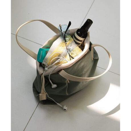 [^ԁFXXA4-2AW0313]EHbVufނ͂̃nhobOyMaterialzfނgpyDesignzEHbVuV[Yv`TCỸobOoBEHbVuU[ngpĂׁAłꂪ\V_[tȂ̂ŃR[fBl[gprɍ킹ăTuobOƂĂ߂łByColorz̓̋CR[fBl[gɍ킹đIׂ8FWJyStyling pointzfjȂǂ̃JWAX^Cɂ͂A}jbVX^CȂǕLeCXgɃ}b`܂By2025 spring^summerzy25SSzCyщJV̂gp┒n̈ߕ𒅗p̍ۂɂ͏[ӂB̃bL̑ϋv͎ނɂقȂNƂƂɕωĂ܂BbLsDAߕɕt邱Ƃ܂̂ŁAӂBd : 250gi摜́A̓p\RȂǂ̉{ɂAۂ̐FƈقȂČꍇ܂B\߂Bi̐F̖ڈ́AiP̂̉摜QƂBCɓo^̂߁Cɓo^íA}Cy[WɂČ݂̉i݌ɏ󋵂̊mF\łB Xg̊Ǘɐ񂲗pB