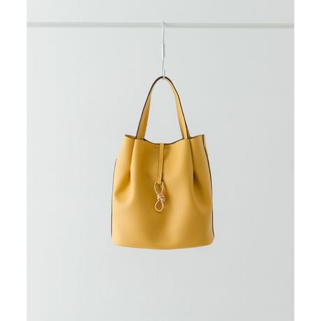 [^ԁFXXA6-2AW2503]dɂ҂̏c^g[gobOyDesignzA܂ݎPȂǂ[łc^obOBtFCNU[fނłȂAȂ݂̗ǂƂn͂łBtg̃{`[tANZgɂȂAVvȂIVȈہB{͈̂FœꂳAǂȃR[fBl[gɂ킹₷fUCłBt̃|[`̓V_[ƂĂgp\ŁAgȂƂ̓obOɎ[\B2|[`P̂ł̎gpł֗dlłByStyling pointzItBXX^Cɂ҂̃VvfUCB肵悢vXB傫ȂTCYŁAigɂBXJ[gɂpcɂ킹₷ApcX^Cłꂢ߂ɂ܂Ƃ܂܂By2025 Autumn^Winterzy25AWzd : 705g[|[`]one : 20cm ^ 18cm ^ }`10cmi摜́A̓p\RȂǂ̉{ɂAۂ̐FƈقȂČꍇ܂B\߂Bi̐F̖ڈ́AiP̂̉摜QƂBCɓo^̂߁Cɓo^íA}Cy[WɂČ݂̉i݌ɏ󋵂̊mF\łBXg̊Ǘɐ񂲗pB