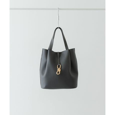 [^ԁFXXA6-2AW2503]dɂ҂̏c^g[gobOyDesignzA܂ݎPȂǂ[łc^obOBtFCNU[fނłȂAȂ݂̗ǂƂn͂łBtg̃{`[tANZgɂȂAVvȂIVȈہB{͈̂FœꂳAǂȃR[fBl[gɂ킹₷fUCłBt̃|[`̓V_[ƂĂgp\ŁAgȂƂ̓obOɎ[\B2|[`P̂ł̎gpł֗dlłByStyling pointzItBXX^Cɂ҂̃VvfUCB肵悢vXB傫ȂTCYŁAigɂBXJ[gɂpcɂ킹₷ApcX^Cłꂢ߂ɂ܂Ƃ܂܂By2025 Autumn^Winterzy25AWzd : 705g[|[`]one : 20cm ^ 18cm ^ }`10cmi摜́A̓p\RȂǂ̉{ɂAۂ̐FƈقȂČꍇ܂B\߂Bi̐F̖ڈ́AiP̂̉摜QƂBCɓo^̂߁Cɓo^íA}Cy[WɂČ݂̉i݌ɏ󋵂̊mF\łBXg̊Ǘɐ񂲗pB