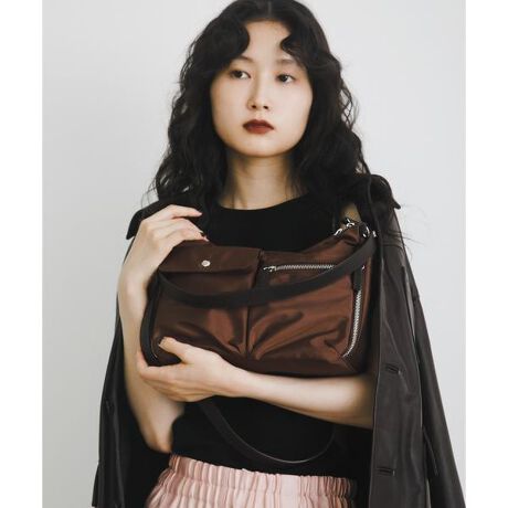 [^ԁFXHA6-2AW3304]ّfނ̑fފ͂̃obOyDesignzyďiȌ̂|GXefނgpAU[̎Ƒgݍ킹܂Bّfނ̃RgXgAȂꊴo܂Bnh͒قȂ2WAYdlBו̗ʂ₻̓̋Cɍ킹āAlXȕ\y݂܂BTChOAɂ|Pbg[ĂAڈȏ̎[͂Ǝg₷͂łBnhɂ̓L[z_[`[tłD݂̃`[tĂy݂܂ByStyling pointzVvȃVcpcɍ킹΁AobO̐ꂽX^CɁBWPbgX^Cɂ킹ƃ[hȈۂɁBhun RODESKO(n[ fXR)̉\ƂЂȉ߂nylonɖς ǂȏuԂ킽炵AC炸ACO悭B炵y݁APhun(ޏ)ɌāBy2025 Autumn^Winterzy25AWzd : 300gi摜́A̓p\RȂǂ̉{ɂAۂ̐FƈقȂČꍇ܂B\߂Bi̐F̖ڈ́AiP̂̉摜QƂBCɓo^̂߁Cɓo^ꂽíA}Cy[WɂČ݂̉i݌ɏ󋵂̊mF\łBXg̊ǗɂЂpB