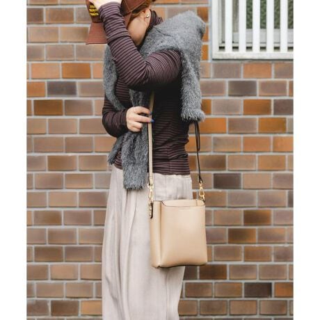 [^ԁFXXA6-2AW2412]X}[gɎĂA[ȃ^eiKV_[yDesignzX}z~jzAȓP܂łAڈȏ̎[͂V_[obOBOɑ傫J|PbgzAڂ₷3w\i̓t@Xi[tjBƂctHƃVvȃfUCŁAmI΂fC[Ɋ􂵂܂BRpNgȂ@\Q̗DGobOłByStyling pointzJWAɂꂢ߂ɂ킹₷AIEIt킸g閜\ACeB悢TCYŁAƂo◷s̃TuobOƂĂ߂łBy2025 Autumn^Winterzy25AWzd : 380gi摜́A̓p\RȂǂ̉{ɂAۂ̐FƈقȂČꍇ܂B\߂Bi̐F̖ڈ́AiP̂̉摜QƂBCɓo^̂߁Cɓo^ꂽíA}Cy[WɂČ݂̉i݌ɏ󋵂̊mF\łBXg̊ǗɂЂpB