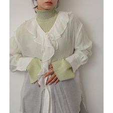 フリルカラーブラウス