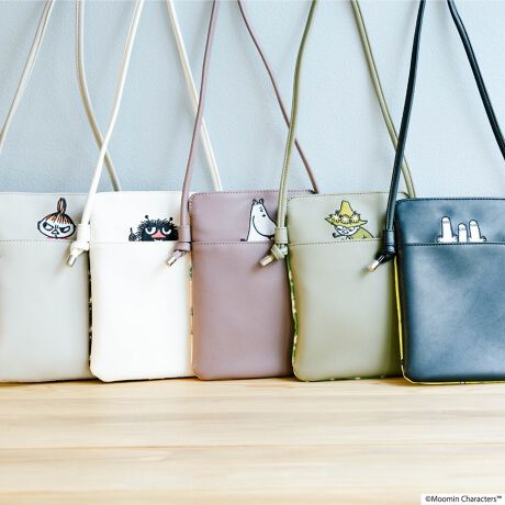 [^:30009]ĝyȂALȃfUC̃X}zV_[Bwʃ|Pbg̓LN^[Ɗ`Ă܂BfށF|GXe @J[FXeBL[Ap[eB[@~[AjjAXitL|Pbg1/wi|Pbg1MOOMINi[~j́AtBh̍IƂłAƁA|pƂłg[xE\ɂ Ă ܂B[~g[₻̒ԂJL镨́A50ȏ̍XŖ| oł ܂Bł鏬AR~bNXAG{ƂɂObYX|bgAAj[V Ȃǂ́A{tB hł͂ȂA{͂߂Ƃ鑽̍̐lXɈĂ܂B ̓xA100 Nȏ̗jւAv͂߂ƂzobO𐻑銔 AJIOKA.A [~̐EςAobOz̏ő̌܂B[~ƌLȒԂAR~J f UCœʂACeɕϐgAF܂ւ͂܂BQOQTŃu[~vPڂ̏o80NłB 80Ñe[}́gThe door is always openhB [~̕炷[~Jɂ́ǍIȏZl܂B Zl͎RɃ[~₵KAɉ߂܂B hAȂ[~₵́AǂȐ̂ł󂯓̂łB Aꏊ⋏ꏊ̑؂𕨌̒ŌĂقBꂪA ꂪn܂80NO猻݂Ɏ܂ŕς邱Ƃ̂ȂłB