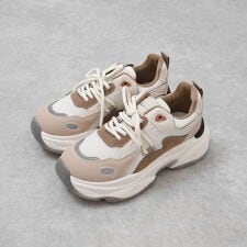 厚底ベージュスニーカー きれいめ 大人 スニーカー