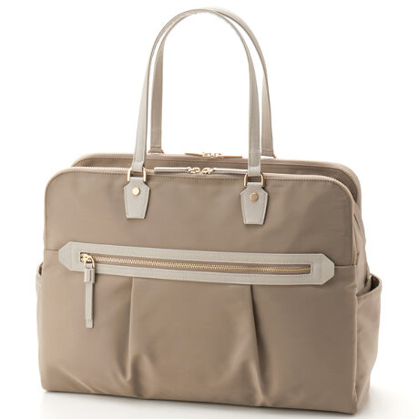 [^:68524]m[gPC̎^тɍœKȁADGdobOV[Y u|eve[NƏoЂgݍ킹nCubg[NɍœKȃg[gobOłBX[cX^CItBXJWAX^CɍœKȂꂢ߂ȃfUCBڂ₷3CɕꂽłB15.6C`̃m[gPCAB4t@CTCYŁAiוɂ߂̑eʃ^CvBoCӋ@t@CށA|[`AٓȂǏ̒ʋ΂ɕKvȃACe[\łBCCƔwʋCAOC͊J₷_ut@Xi[dlłBPPC[Xy[XwʑPC[Xy[Xɂ15.6C`m[gPCAB4t@C[\BNbVŁASăm[gp\R^ԂƂł܂BPC[C[ƗĂ̂ŁAvCx[gȉו͂Ɍ邱ƂȂPCo܂BQl[@15.6C`m[gPCFW38.5~H26.5~D2.7cmB4t@CF38.0~27.3cm|Pbg}EX̎Ӌ@̎[ɓKɏՍޓ|PbgA̎[ɕ֗ȃt@Xi[|PbgȂǂ𑽐zu܂B{gz_[܂ݎP𗧂ĂĎ[ł֗ȃ|PbgBtg|Pbgt@Xi[t̃tg|PbǵApɂɏoꂷACe̎[ɕ֗BTCh|PbgpXP[XX}[gtH̎[ɓKI[v|PbgBZLeB|PbgwʂɃt@Xi[t̃|PbgzuBMdi̊ǗȂǂɂ𗧂܂B܂A㉺̃t@Xi[J΁AZbgAbvxgƂĂgp\BX[cP[XȂǂ̃vhCunhɌŒł܂B|nhnh|悤ɐ݌vĂ邽߁AƂ⏰ɒuƂזɂȂ܂BnÂꏊłו₷悤A邢O[̃XgCvnCCAtg|Pbgɍ̗pBPC[Xy[Xɂ͏_炩ȑfފ̃O[̐ngpĂ܂B----------------------@\ڍ<>CCEЃ}`|Pbg~2EɏՍޓ|Pbg~2Et@Xi[|Pbg~1E{gz_[~2wʋCEPC[OCE}`t|Pbg~1EЃ}`t|Pbg~1Eyz_[~2<O>Etg|Pbg~1ETCh|Pbg~2Ewʃ|Pbg~1iZbgAbv\jEe