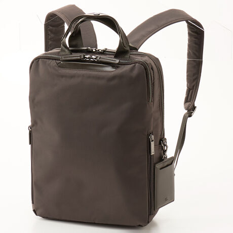 [^:68681]ʋ΂ɍœKȃXNGA^̃Xŋ@\IA4TCYΉ̃rWlXbNB13.3C`m[gPCAA4t@CTCYBdԓȂǂőOۂזɂȂɂAXŃRpNgȃVGbgɎdグ܂BPC[Xy[X13.3C`m[gPCAA4t@C[\BNbVŁASăm[gp\R^ԂƂł܂BQl[@13.3C`m[gPCFW31~H22~D2.5cmA4t@CF31.3~23.1cm|PbgOCɂ̓y▼hȂǃrWlXc[[łI[KiCU[|PbgzuBOoKvȂ̂Ɏo܂B{gz_[CCւ͐܂ݎP𗧂ĂĎ[ł֗ȃ|PbgBo[eNg|Pbgtg㕔͍RECXERۉHngp|PbgݒuB()ij RECXERۉH͐i̓̃ECX̐A@ۏ̍׋ۂ̑B}܂BaC̎Â\hړIƂ̂ł͂܂BX}[gANZX|Pbgwʂɂ̓X}[gtH[ɓKm̃|PbgoŎgXy[XzuBdԂ̏~Aɂ܂ɕ֗BZLeB|PbgwʂɃt@Xi[t̃|PbgzuBMdi̊ǗȂǂɂ𗧂܂BZbgAbv@\X[cP[X̃vhCunhɌŒłxgtBnhwۂɎזɂȂȂ悤AXibv{^ŗ߂2{̃nh̗pB_uANZX|Pbgtgւ͑O⌨|ۂɁAE珬o܂BnÂꏊłו₷悤A邢O[̃XgCvnCCAtg|Pbgɍ̗pBPC[Xy[Xɂ͏_炩ȑfފ̃O[̐ngpĂ܂Bjo[Tn[lXƂ́HɊÂϓIȃbNn[lX`łBbNp̐l̑JAlXȑ̊i59vB̕ς瓱oAn[lX`AtʒuAtpxɂ邱ƂŁA葽̏[U[ɃtBbgujo[Tn[lXv܂BɃtBbg邩wdɂA藎ɂIxɔwۂmזw܂肷Ix----------------------@\ڍ<>NbVPC|Pbg~1Б}`|Pbg~2t@Xi[|Pbg~1ybg{gz_[~2<tg|Pbg>}`Ȃ|Pbg~PБ}`|Pbg~Py~QL[tbN(`F[)~P<\>cJ~Qo[eNg|Pbg~PTCht@Xi[~Q(|Pbg1łBANZX\)<w>t@Xi[|Pbg~PX}z|Pbg~PZbgAbv@\