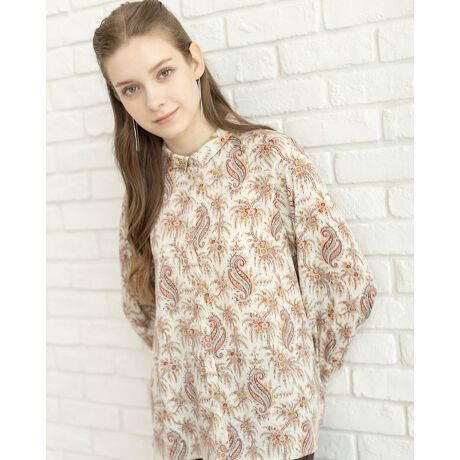 [^:415RC300]puLIBERTYvЂ̃A[JCu̒GKgȃyCY[ƉĤ悤ȗt̊ԂɃV̖؂`ꂽuPalm Paisleyip[yCY[jvZNgB_炩iȂӂ݊̂XG[h^b`̃|GXefނgpĂ܂B߂̃VcJ[Ə_炩ȃh[v`tA[VGbgGKgȈۂłB