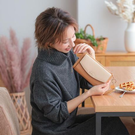 [^:clelia-19272]ӎ̐F╗ɋ߂Ȃ悤ɎBeAĂ܂ApPCAX}[gtH̃fBXvC̈ႢɂČقȂꍇ܂BVigpiłAi̐\ɂAǂĂȂǂꍇ܂BC␅GɂAFFڂ邱Ƃ܂B舵̒ӎɂĂ͐i^OmF܂BuhFClelia NAiԁFCL-19272J[Fnj[ LfB[Y tXeBu[ _ubN VK[sN efBuE tXeBO[ ~XgO[{̃TCYF W20.5~H12~D2.5cmiԌ  5cmjV_[F 72?134.5cmnhXgbvF 32.0cmdʁF 320gdlFyOʃ|Pbgz}`t|Pbg~2At[|Pbg~1@@@@yEht@Xi[zt@Xi[|Pbg~1A}`t|Pbg~3AJ[h|Pbg~17At[|Pbg~2fށFtFCNU[(v)