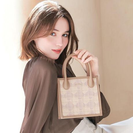 [^:clelia-21240]ӎ̐F╗ɋ߂Ȃ悤ɎBeAĂ܂ApPCAX}[gtH̃fBXvC̈ႢɂČقȂꍇ܂BVigpiłAi̐\ɂAǂĂȂǂꍇ܂BC␅GɂAFFڂ邱Ƃ܂B舵̒ӎɂĂ͐i^OmF܂BuhFClelia NAV[YFCOLORER NiԁFCL-21240FFhDEsN[Y tBlEx[W jA[WEO[{̃TCYF W17.0~H17.0~D8.0cmdʁF250gdlF/I[v|Pbg~1fށFȁAv