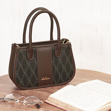 [^:clelia-28072]ӎ̐F╗ɋ߂Ȃ悤ɎBeAĂ܂ApPCAX}[gtH̃fBXvC̈ႢɂČقȂꍇ܂BVigpiłAi̐\ɂAǂĂȂǂꍇ܂BC␅GɂAFFڂ邱Ƃ܂B舵̒ӎɂĂ͐i^OmF܂Bi񁞃uhFClelia NAV[YFBelle xFiԁFCL-28072FFx[W[ ACr[O[ }hiu[ ~XeAXu[ ~bhiCgubN{̃TCYF W21.0~H14.0cm~D6.5cmdʁF310g@dlF/I[v|Pbg~1fށFv