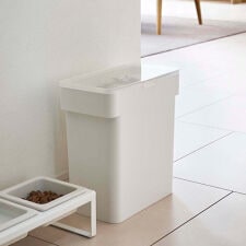 山崎実業 tower 密閉袋ごとペットフードストッカー タワー 3kg 計量カップ付 | タワー(tower)