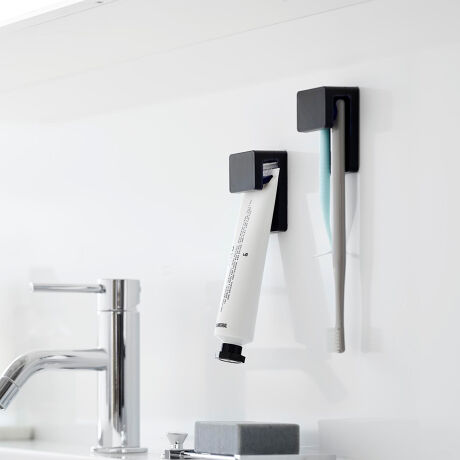 [^:477132]yfUCztBtbNŊȒPɎtł鎕uV`[uz_[łB獷ނŎ[ł܂B1cmɓVR[̐؂荞݂ɂ荷܂ꂽ1Lb`܂BuV̎葤ɂč߂̂Ńwbh₷qIłB`[uz_[Äꎞuɂ߂łByXybNzTCY/4~s2.7~6cm1EtBtbN܂܂tBtbNڒʁF4~6cmi1jd/25ge/2ގ/{́FABS~߁FVR[tBtbN~2F|J[{l[gEPETE|E^Y/p[cʑϔMx/tBtbNF60xp[cʑϗ≷x/tBtbNF-40xω׏d/VR[F150gi؂荞1F50gjiÎ~׏djyuhzRƂtoweri^[j͔Ãmg[fUCȎ[V[YBVvŃX^CbVAocŐ@\ł̒XbL֗ɁBnɍĂ悤ȃACe̎[pî|CgłB