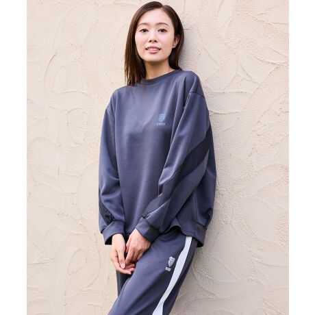 [^:KD564]K-SWISSfBXAɊ̌^Jo[V[Y̏iׂ܂IwʂɎ{ꂽCfUCۓIȃg[i[łH~̃fC[gX|[cɂ҂ƂVGbgŁAbNXƂȂꊴ𗼗BOʂ̓VvɁAwł肰ȂANZgfUCŁAX|[cMIXJWAR[fɂ킹₷A񂵗͔Q̈ꖇłI