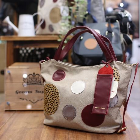 [^:G20709]{̂Ɋی^ɃJbgAnvڂ2wayg[gobOłBnhɋvnvgpBJWAR[fɃsb^ȃfUCɂȂĂ܂BOV_[tĂ܂̂Ŏ΂ߊ|ƂĎgpł܂BSize@W38cm@H24cm@D11cmdʁ@550dlfށ@@v@nv@|GXe{́@t@Xi[|Pbg@1@t@Xi[|Pbg@1@I[v|Pbg2v́ȂfނƖƐFڍs\܂Bfނ̐邱Ƃł܂̂ŁA\߂B