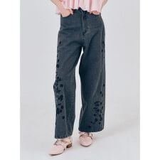 フラワー刺繍デニムパンツ