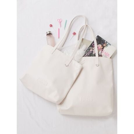 [^ԁFRWGB269508]<b><font color=#ff5b5b>yiRWGB252508VFĂ̐ViԂɐ܂ς܂zSNSł傫ȘbƂȂG{XSg[gobOlɐVFoI؂₩łiŏ_炩x_[ƁAŃR[fɟvXANZgJ[̃Vo[ԓB<^b><^font>͓dl̋iԂ؂ւƂȂ܂BiԁFRWGB252508 G{XSg[gobOlԂ̃g[gobOɃghYăAbvf[gBV_[[ɂcJăL[z_[`[tdlɁAS̃fUC̓G{XSɕύXăobOR[fBl[gזȂfUCɂ܂BA4t@C500ml̃ybg{gۂ܂Aʋ΁Eʊwɂ߂̃TCYłBƖ̊֌WɂAۂFČꍇ܂B܂p\REX}[gtHȂǂ̊ɂA኱iƉ摜̃J[قȂꍇ܂B\߂Bi̐F́AiPi摜QƉB i摜̓Tv̂߁AFTCY̎dlɕύXꍇ܂̂ŁA\߂B