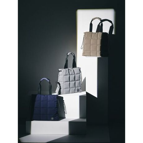 [^ԁFAMGB249502]yDESIGN^STYLEzR[fBl[gɍ킹ՂVvȃfUCtote bagBuhACRłLgfUCɂ藧̊ȂATChɂAWX^[@\ŃtH`FW\ȎdlłB[eʂɍ킹ătH`FWyŒfUCłBnhɂ́Azō[vp[ct2{̃nh܂Ƃ߂邱ƂŌ|ՂȂĂ̂|CgBJ̓}OlbgŕAɈSĎg܂BŎ[\ȃ|PbgĂ̂Ŏg悢֗ȎdlƂȂĂ܂ByFABRICzt@ubNɂ̓C^A@[J[ōƂuLIMONTAЁv\IȃiCfނIBɍׂ̃\tgiCɐDグAȃ[vF琶ݏo鎩RȃV̓IȌƉsAF̐[݂oAGKgȐEւȂĂ܂BCjOJ[ɂVтAGKĝȂɃX|[eBȕ͋CĂJ[pbgƂȂĂ܂ByBRANDzsIȕiA㐶ɍŗǂ̋@\A̒łɌyʐGBX|[eBŃGKgȑ`́Al𖣗܂B㎿ȕiiY킹Aꌤ܂ꂽfUC͗lXȋȐō\AĝɃtBbgpZ܂BMotion^cool^function^creative ̓uhS͍\Ă܂ÄӖĂȂuhSƂĂ܂BrWlXJWAA@\Ƒ`A邱ƂNXI[o[Ăv_Ng[xłBƖ̊֌WɂAۂFČꍇ܂B܂p\REX}[gtHȂǂ̊ɂA኱iƉ摜̃J[قȂꍇ܂B\߂Bi̐F́AiPi摜QƉBi摜̓Tv̂߁AFTCY̎dlɕύXꍇ܂̂ŁA\߂B