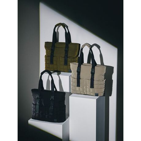 [^ԁFAMGB249501]yDESIGN^STYLEz~^[Ȓj炵ƁAGKg𗼗eʂTOTE BAGBuhACRɂȂLgfUCtgobNɂAEg|PbgBfUĈ݂Ȃ炸AglfUCɎdグĂ܂B[Ԍ͑傫߂Ŏ[͂[B̎dlNbVPC[A|PbgĂ܂BJɂ̓t@Xi[tAȂ悤ɂgp\Bnhɂ͋zō[vp[cČ|₷HvĂ܂BfC[g͖ܘ_A1炢̃V[ggbvɂgobOɂȂĂ܂ByFABRICzt@ubNɂ̓C^A@[J[ōƂuLIMONTAЁv\IȃiCfނIBɍׂ̃\tgiCɐDグAȃ[vF琶ݏo鎩RȃV̓IȌƉsAF̐[݂oAGKgȐEւȂĂ܂BCjOJ[ɂVтAGKĝȂɃX|[eBȕ͋CĂJ[pbgƂȂĂ܂ByBRANDzsIȕiA㐶ɍŗǂ̋@\A̒łɌyʐGBX|[eBŃGKgȑ`́Al𖣗܂B㎿ȕiiY킹Aꌤ܂ꂽfUC͗lXȋȐō\AĝɃtBbgpZ܂BMotion^cool^function^creative ̓uhS͍\Ă܂ÄӖĂȂuhSƂĂ܂BrWlXJWAA@\Ƒ`A邱ƂNXI[o[Ăv_Ng[xłBƖ̊֌WɂAۂFČꍇ܂B܂p\REX}[gtHȂǂ̊ɂA኱iƉ摜̃J[قȂꍇ܂B\߂Bi̐F́AiPi摜QƉBi摜̓Tv̂߁AFTCY̎dlɕύXꍇ܂̂ŁA\