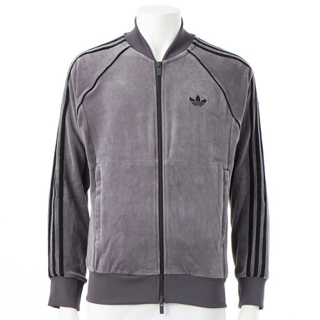 [^:QD668-JX1562]Ƃł낮Xɏo鎞́Aadidas̃gbNgbv̏oԂłB_炩xÂȔBudグ݂̋ƑÂɃtBbgXȃVGbgŁAX^CbVŉKȃfUCǋB