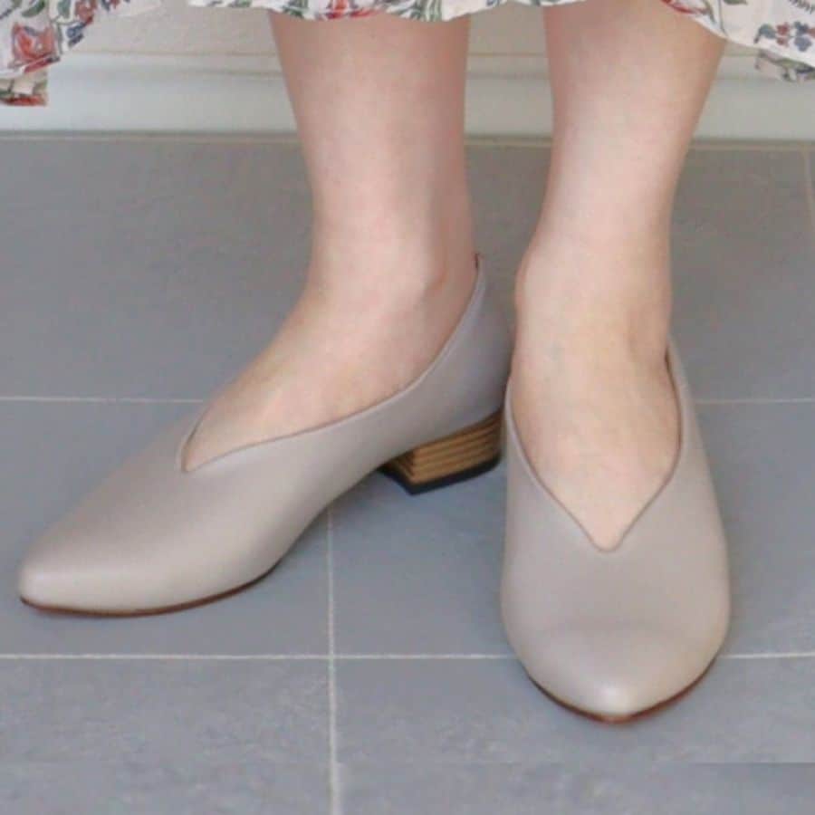 日本製 HS Vカット レザー タッチ パンプス