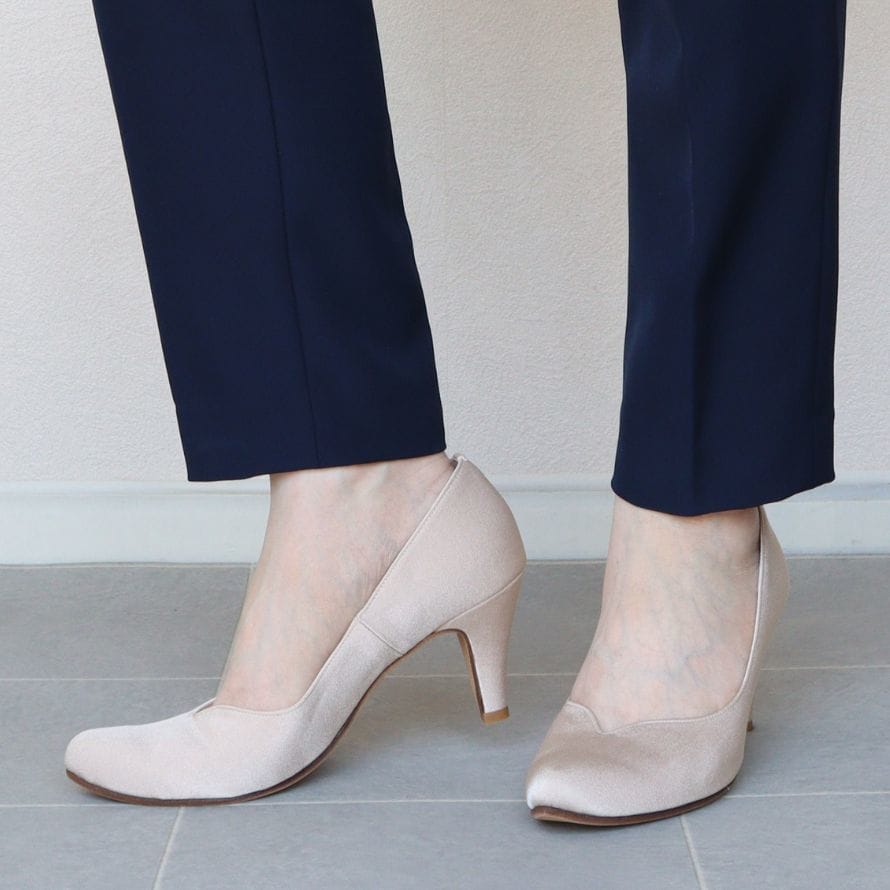 日本製 COOL SAPPHIRE Vカット サテン パンプス