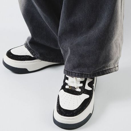 [^:DYNAMO-R-VA]_Ȍ\[ƃX̃Xg[fBe[ŖADYNAMO-RoBACRjbNȁuMvTChpl͗̊̂p^[ŁAɎW߂ANZgɁIx[X̓V[vȈۂ̃J[ubNŁA{[Ȃꂽ͋CɎdグ܂BŃX^CAbv݊Q̈ꑫ́AXg[gɂtF~jɂ}b`BڈȏɌyʂŁASnɂꑫłB