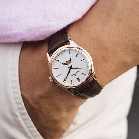 [^:CMWH01G]uClassic Masterv́A{̍iɃ[sANVbNfUCZANVJȃhXEHb`łBa38mmA10mm̏ԂȃTCYɉAVo[̕Ղ[tFCYƔaAƐꂽ͋Co܂BNVbN}X^[ł́A[tFCY̖͂őɈo߁A~j}łȂkȃfBe[𐏏ɐ荞݂܂Bő̓́A[tFCY\ɂ肰Ȃ{ꂽi\B̎͂ɒi݂邱ƂŁAoIȉs܂A[tFCŶ̂ՖʂÂɕяオ悤Ȉۂ^܂BɁAEBhEɂ͑@ׂCDiRZgbNjp^[{A킸Ȍ̊pxɂĕ\ςA捂ŖLȃeNX`BVvȍ\̒ɁAElZkdオłB[tFCYɂ29.5ڐzuANVJȎF𑹂ȂƂȂApIȏ񐫂mہBfBXNɂ͐Ɩ`[tɂOtBbNĂAߓxȑAIȗ]CcĂ܂BCfbNXׂ͂ė̓IȃAvChdlŁA12ʒuɂ͏ےIȃcCo[̗pBj͋ʃ|bVdグ̃htBX^CŁAŉs܂ꂽ̌`󂪌Ƃ炦ĉAe𐶂ݏoAÂ̒əzƂ݊h܂BłtH[}łg₷iȃfUCŁANVbNEHb`CyɊy݂ɂRɊY{łBۏ؏ɂĕۏ؏͂グؖƍĕۊǂĂ܂悤肢܂BC̍ۂ́Aۏ؏Ƃグؖ킹ĂoB