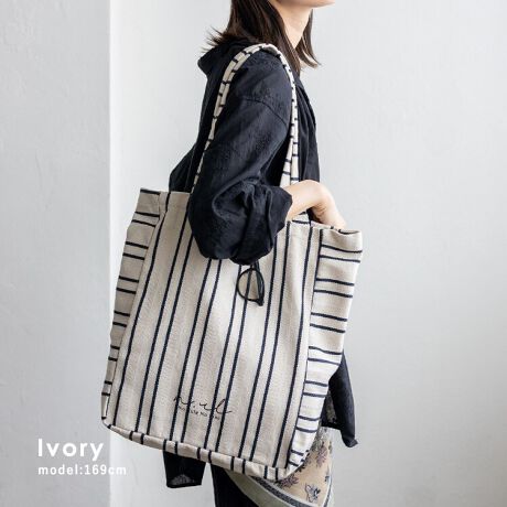 [^:nsb-30358z]̃X^Cɂ肰ȂANZgvXBIIt킸gg[gobOłBX^CbVȃfUC̊̂w{[DƃXgCv|킹AVvȂŝ\ɁBtǵyNo Rule No LinezS肰Ȃ݊Aꂽۂo܂BՂ[łeA4TCY܂݌vŁAʋ΁Eʊw̏ނGA^ubg[\BוX}[gɎ^ׂ܂BKȎ₷OnhdlŁAAE^[̏ォł|₷KB̒ʋ΂ʊwɂg₷łB܂݉\ŕ֗RpNgɐ܂œ|PbgɎ[ł̂ŁAs̃TuobOƂĂ劈B₷A}ȉוɂΉł܂B₷|Pbgtɂ̓I[v|PbgzuBX}z⏬dłAobO̒ۂĂ܂BTCYSIZEFF38cm / F40cmiӁj29cmiӁj / }`F11cmnhF56cm~F2.7cmA荂F26cmO|PbgFȂ|PbgFI[v|Pbg1obÔݏdʁF280gfށFLoXobÕCJ̓I[vɂȂĂ܂B