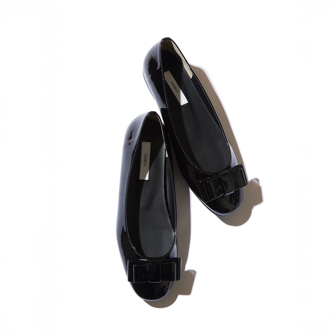 美品 ヴィリーナ 晴雨兼用エマリボンパンプス サイズ23cm 立体的なリボンが華やかなアクセントに映える1足