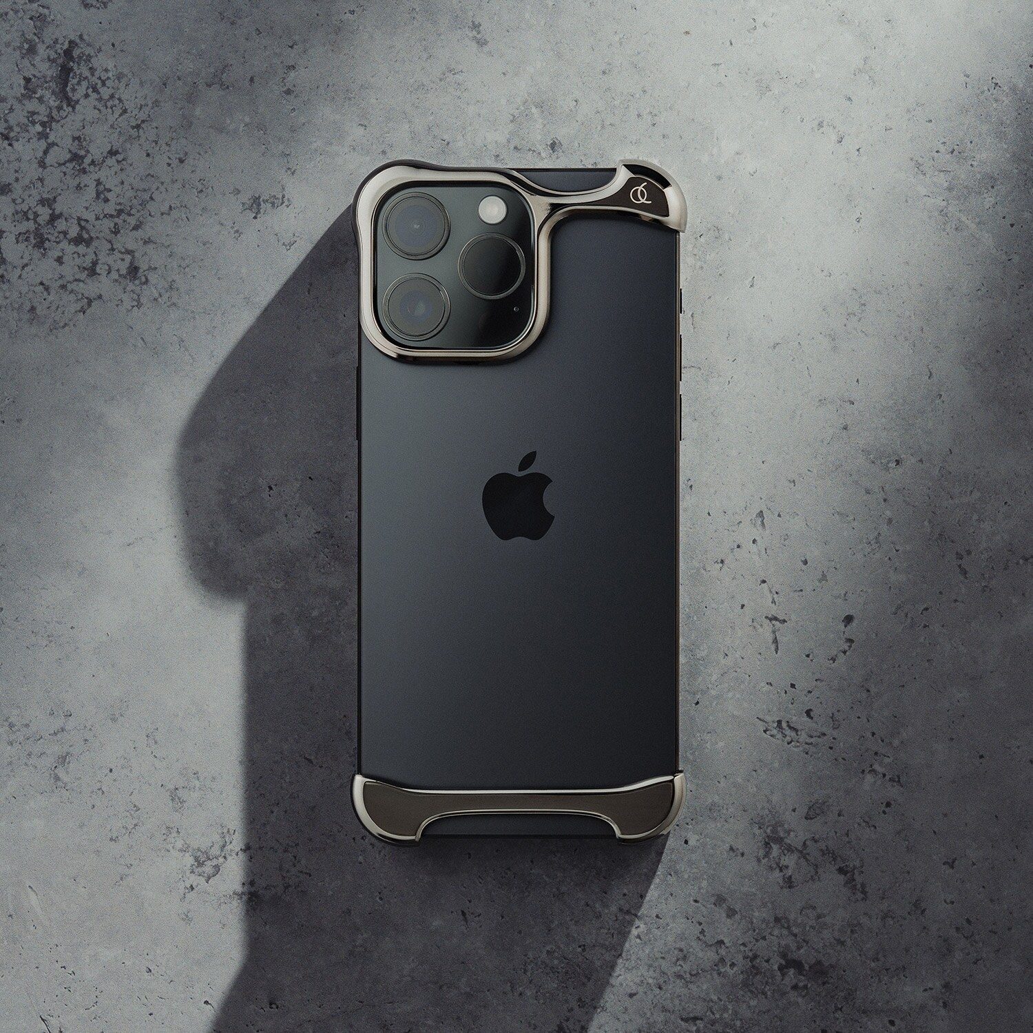 arc pulse アーク　iPhone 16 pro ケース　グラファイト 公式サイト】Arc - Arc Pulse アルミ・グラファイト【iPhone 16