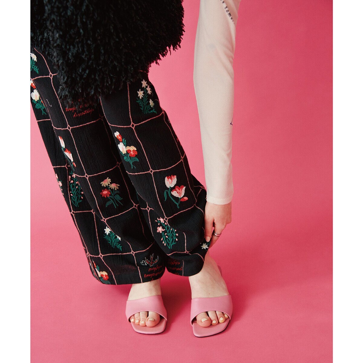 (mag.by c)FLOWER EMBROIDERY DRESS／ローズバッド ROSE BUD｜mag.byc/FLOWER EMBROIDERY MINI DRESS | Rakuten