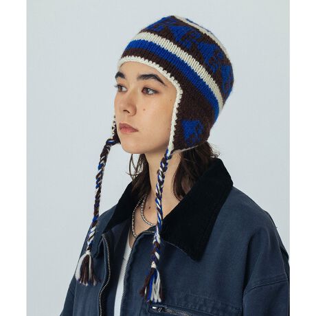 [^:203253051001]҂݂̉肪́Alp[E[jbgLbvElp[̏nEl҂݂E[100LbvEƂҒnƂӂƂ݂A҂݂Ȃł͂̕oEĕtŖh߂ȂA炵ANZgɂEAEghA^E[X̓~R[fɉf鑶݊̂fUCEVvȃX^COɂfA̓~EItzCgAuE2FWJX^btr[ƂE[fނŖhA܂ŃJo[Ădl͐^~łS܂B҂݂Ȃł͂̃i`ȕX^COɉĂ܂BVvȃR[fBl[gɃvX邾ŋGߊƑAANZgɂ҂łBCREOLMENX^CɂƂꂸARȊŃt@bVyޏցBuVINTAGE ~ STREETvL[[hɁAiƃJWASn悭~bNXX^CĂ܂B̋CZȂA炵؂ɂRe|[ȃuhłBy舵ӎzE摜̏i͌̏Ǝ˂pxɂAƐFقȂꍇ܂B܂\̃TCYƎ͎኱قȂꍇ܂̂ŁA\߂BEi̐F̖ڈ́AiP̂̉摜QƂBE摜̏i̓TvƂȂ܂Bۂ̏iƐFAdlAHATCYAfޓ኱قȂꍇ܂B