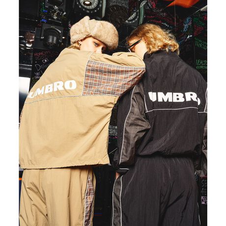 [^:212253021018]`FbNANZgɂȂAND]̃iCZbgAbvWPbgENlC̃iCfރZbgAbvN̓`FbN|CgɓoEBLACK̓O[nABEIGE͓Fñ`FbNgpEtgƃobNlbNɎhJUMBRO_u_CSEobNTChɂ͑傫߂UMBROSẼpCsOfUC̃ANZgɁEChȐgłƂVGbgEɂ̓XshtŁA̒\EubNAx[W2FWJX^btr[iCfނŌy₩ɉHDԂ̃ZbgAbvWPbgɁAN̓gĥ`FbNgݍ킹fUC܂BJ[ƂɃ`FbN͋̕CقȂAubN̓O[nAx[W̓g[}FnŁAX^Cɍ킹đIׂ܂BƂChVGbgŃCi[Ƀ{[̂gbvX킹₷AOV[Y􂵂܂BX|[eB[ȒɂfUC1ŁÃXshi΃VGbg̃AWy߂܂Bfނ̃pciiԁF212253031008jƂ̃ZbgAbvł̒p߂łBUMBROUMBROiAuj́ACOhE}`FX^[1924Nɐݗꂽtbg{[uhłATbJ[EFAV[YAGLbvgȂǂ𐻑Ă܂Btbg{[̗jɊvV炵AptH[}XƃfUC𗼗iWJBߔNł́AgȃXg[gt@bVvfꂽACelCŁAÕt@bVV[łڂW߂Ă܂By舵ӎzE摜̏i͌̏Ǝ˂pxɂAƐFقȂꍇ܂B܂\̃TCYƎ͎኱قȂꍇ܂̂ŁA\߂BEi̐F̖ڈ́AiP̂̉摜QƂBE摜̏i̓TvƂȂ܂Bۂ̏iƐFAdlAHATCYAfޓ኱قȂꍇ܂B