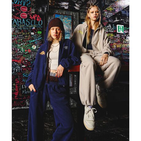 [^:212253031006]C[h̃fUCIȃt[Xfނ̃ghpcEWbvAbvt[fBiiԁF212253012007jƓfނ̃t[XngpEŃC[hĂ悤Ɍ_uEGXgdlEtgɂ͎hJUMBRO_u_CSEobNɂ̓lIJ[̎hJ[YSEgbvXԂ΃VvȃpcX^Cɕω\Eɂ̓XshtŃVGbg̒łA䂪Ăp₷E[CYEGXgCŏ{̒ȂɑΉEx[WAlCr[2FWJX^btr[t[XfނȂł͂̌y₩ƒg˔AG炵fBe[̃pcłB_uEGXg̃C[hfUCX^COɃANZgĂ܂B^CgȃgbvXƍ킹΃gh钅ȂɁA[YȃgbvXd˂΃i`ɓނ̂ŁALX^CɑΉł܂B̃Xshi邱ƂŁA̒ł邽ߏȕɂ߂łBZbgAbvł̒p͂APił݊̂ACełBUMBROUMBROiAuj́ACOhE}`FX^[1924Nɐݗꂽtbg{[uhłATbJ[EFAV[YAGLbvgȂǂ𐻑Ă܂Btbg{[̗jɊvV炵AptH[}XƃfUC𗼗iWJBߔNł́AgȃXg[gt@bVvfꂽACelCŁAÕt@bVV[łڂW߂Ă܂By舵ӎzE摜̏i͌̏Ǝ˂pxɂAƐFقȂꍇ܂B܂\̃TCYƎ͎኱قȂꍇ܂̂ŁA\߂BEi̐F̖ڈ́AiP̂̉摜QƂBE摜̏i̓TvƂȂ܂Bۂ̏iƐFAdlAHATCYAfޓ኱قȂꍇ܂B