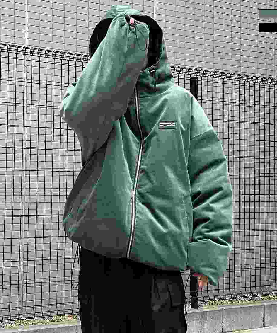 イルズ（ILLS）/ILL’S ラバーワンポイントロゴ エコダウンジャケットフーディー ILL'S ラバーワンポイントロゴ エコダウンジャケットフーディー