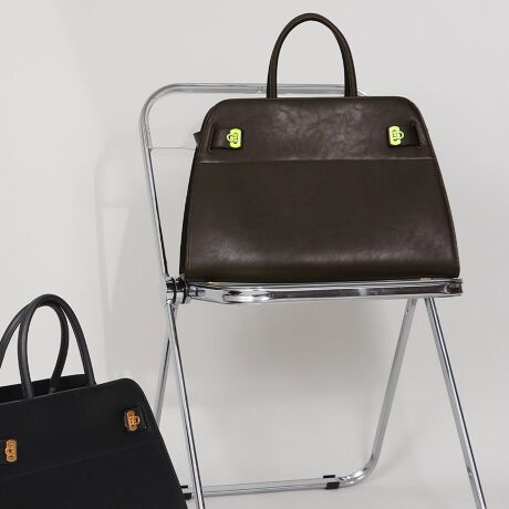 NVbNȕ͋CYǂȃR[fɂnރfUC̃{XgobOBpointE{v̍鎿ƃS[hQŏiȈہBETChɎ{ꂽxgfUC|CgBELXƂ[Xy[XA4t@C␅ȂǂȂ܂BEɃt@Xi[|PbgPƃI[v|Pbg2tĂ̂ŏƎ[\BES̒etŏ≘ꂩĂ̂|CgBEeʂȂ̂ŁAʋ΁Eʊwp̊ƂĂg܂BE{vŒgobOȂ̂ŁAaELÕMtgɂIXXłBiEO|PbgFȂE|PbgFt@Xi[|Pbg~1AI[v|Pbg~2EA4Ήi22~31cm)FEzi10~20cmjFEybg{gi500mljFEybg{gci500mljFfpʐ^͎BeɂAۂ̃J[ƑقȂꍇ܂B\߂Bi̐F̖ڈ́AiP̂̉摜QƂB------------------------------------------LAMARGE(}[W)-tHƃoXkɌvZAChicMinimalłȂ珗炵_炩fUC̃ACeāBmIŏiȏ̂߂̃t@bVObYuhB----------------------------------------îCɓo^ @n[g}[NNbNIJ[̍ēגʒmAZ[m点܂BVbv̂Cɓo^ @ViēגʒmȂǁAȏ󂯎邱Ƃł܂B[^:94034]