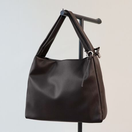 A4TCYΉ̃fC[gɃsb^ȃtFCNU[g[gobOBpointEV{̂tFCNU[gpAtɂgg[gobOBE߂̏_炩ȃV_[xgŌւ̕SȂ̂|CgBEԌ̓}Olbgő傫Ĵŕ̏o₷Ewʂɂ̓t@Xi[|PbgtŃX}zpXP[XȂǁAɎô̎[ɕ֗BEjZbNXłgVvȃfUĆBEeʂȃTCYŁAʋ΁EʊwobOƂĂg܂BEіڃfUC̕t`[͎O\BEDȃ`[vXĎD݂̑gݍ킹ɂ̂ghCNł߂łBiE`[t(O\)EO|PbgFt@Xi[|Pbg~1E|PbgFt@Xi[|Pbg~1AI[v|Pbg~2EA4Ήi22~31cm)FEzi10~20cmjFEybg{gi500mljFEybg{gci500mljFfpʐ^͎BeɂAۂ̃J[ƑقȂꍇ܂B\߂Bi̐F̖ڈ́AiP̂̉摜QƂB------------------------------------------LAMARGE(}[W)-tHƃoXkɌvZAChicMinimalłȂ珗炵_炩fUC̃ACeāBmIŏiȏ̂߂̃t@bVObYuhB----------------------------------------îCɓo^ @n[g}[NNbNIJ[̍ēגʒmAZ[m点܂BVbv̂Cɓo^ @ViēגʒmȂǁAȏ󂯎邱Ƃł܂B[^:99194]