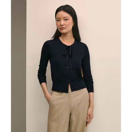 [^ԁFP25630100228670]ׂT߂ȃ{R[fBl[gɂЂƍ̊ÂvX[h[uɃtF~jȕ͋CvXAׂ߂̃{炵J[fBKBVNgpĕ҂ݏグA@ׂȌ򊴂ƔƂ݂̂A炩ȎGɎdグ܂BChbOpcfjXJ[gȂǁAhȃACeƂ̃R[fBl[gfGłB̂PAL{^gpB{́AgŌłZt{E^CvłBdlȆF{^CtiOsjAOJt5ñm[X[uZ[^[iiԁFP25630100228671jƍ킹āAATuƂĂ܂B