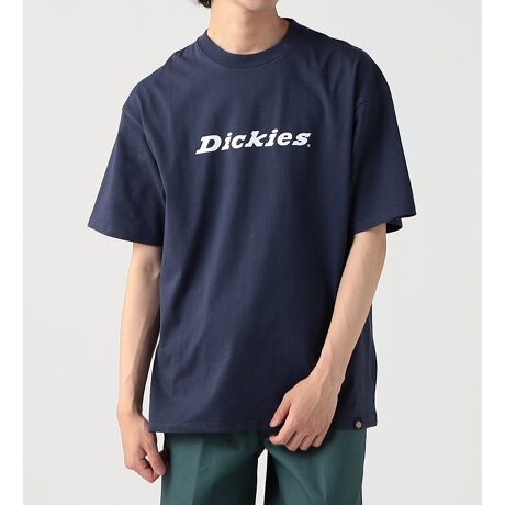 [^ԁFDC0001-0009]Dickies̃NVbNȃSTVćAǂȃX^CɂtBbg閜\ACełBɔzꂽACRjbNȁuDickiesvŚAuh̎^tŐM̍C[Ŵ܂܂ɁAVvȂ݊܂BG̗ǂRbgfނgpĂAfC[[X͂A[NV[ANeBuȃV[łKȒSn񋟂܂Bx[VbNȃN[lbNƂƂVGbǵAꖇŒ̂͂AVcWPbg̃Ci[ƂĂ􂵂܂B`mpcfjƂDickies̒ԃ{gXƂ̑QŁAuh̐Eς𑶕Ɋy߂ꒅłBɍEȂfUCƊmȕiŁApĂ}XgnuACełB