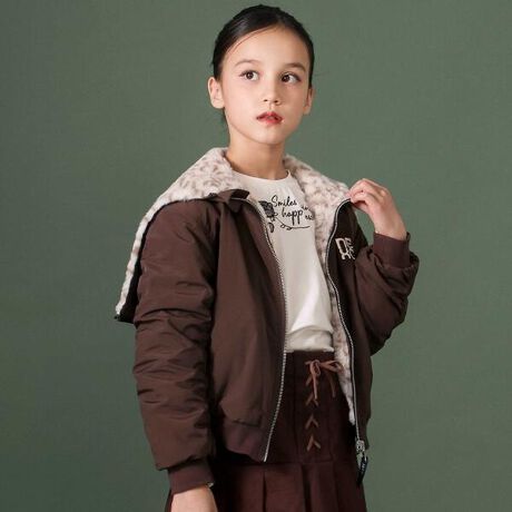 [^ԁF1865-77015]-25AW-FȃR[fy߂鏗̎qpo[VuWPbgBfUCt[hɃt@Xi[ăt[ĥ܂܎gALĉHD悤ȃR[fɂ邱Ƃł܂Bt@Xi[̎ɃShイꂽ^OăANZgɂȂĂ܂Bp[v̗̓õ[X̂悤ȃt@[ăK[[ȕ͋CBuE̗̓qÊ悤ȃt@[ĉ؂₩ȕ͋CBJ[Ƃɕ͋Ct@[Ă邩R[fɍ킹đIׂ2FIf/@\\̓nƌ򊴂̂^t^gpA͕ۉ̂t@[gpĂ܂Bt@Xi[LJ璅p₷̂|CgłB\|PbgB(t@[)ɗeV[|PbgB̏o͐nْ̍fɂ__قȂ܂B25H~ACeyDEEP EDGEzVbNȃJ[ɃGbŴfUCBH̐[݂Ɖs킹VbNȃV[YAd̂_[NgƃV[vȃVGbgBynexchic@(lNVbNjz`qǂ炨ƂȂւ̑`qǂIgiւnext stageɌghƏiꂽǂchic styleBuv؂ɂ郊AN[Yg[^t@bVŒāB