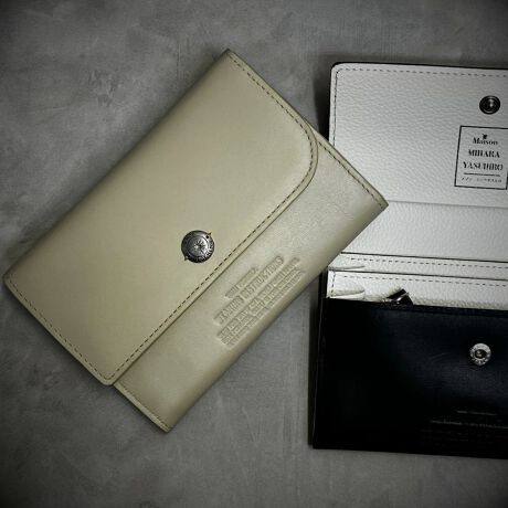 [^:20096]\tgȃX[XvƓ̒芴V{^vgݍ킹A \ʂ͎݂ǂAʂ͌^ꂵɂfގgB zCg̓ƑO̗̊IWiu[`V[YłBԂЕpۃJbg̃RpNgDBQ̃}`[ɂDAKAJ[hAV[gȂǂPŎ^ׂ܂B}`[2^K1^|Pbg2^O|Pbg11997NɃV[YuhƂăX^[gB ̘gɂƂȂzA[񂾃fUC[NV[Y͂̎A XgCbNVѐŜ镞e[}ɍO킸̃fUC͒ڂ𗁂ёĂB