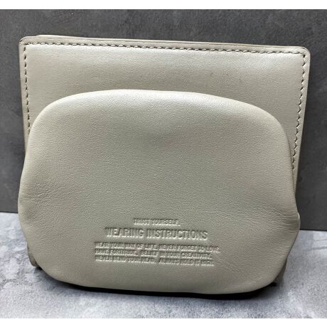 [^:20097]\tgȃX[XvƓ̒芴V{^vgݍ킹A \ʂ͎݂ǂAʂ͌^ꂵɂfގgB zCg̓ƑO̗̊IWiu[`V[YłBX^_[hȏDɉ܌K𑕔BDAKAJ[hȂǂPŃRpNgɎ^ׂ܂BJ[h|Pbg6 / D1 / |Pbg2/ K11997NɃV[YuhƂăX^[gB ̘gɂƂȂzA[񂾃fUC[NV[Y͂̎A XgCbNVѐŜ镞e[}ɍO킸̃fUC͒ڂ𗁂ёĂB