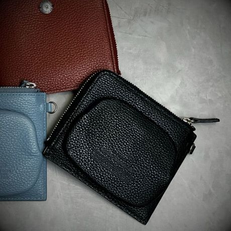 [^:20105]̃\tgȃV{^vƓ̒芴V{^vgݍ킹܂BS^ʂœVả_{̌K̗p܂BzCg̓ƑO̗̊IWiu[`V[YłBV{fނ̈׃ANeBuȈۂłBRpNgLFDɏDɉ܌K𑕔BDAKAJ[hȂǂPŃRpNgɎ^ׂ܂BXgbvȂǂɘA\DOtB1997NɃV[YuhƂăX^[gB̘gɂƂȂzA[񂾃fUC[NV[Y͂̎AXgCbNVѐŜ镞e[}ɍO킸̃fUC͒ڂ𗁂ёĂBD2 / K2