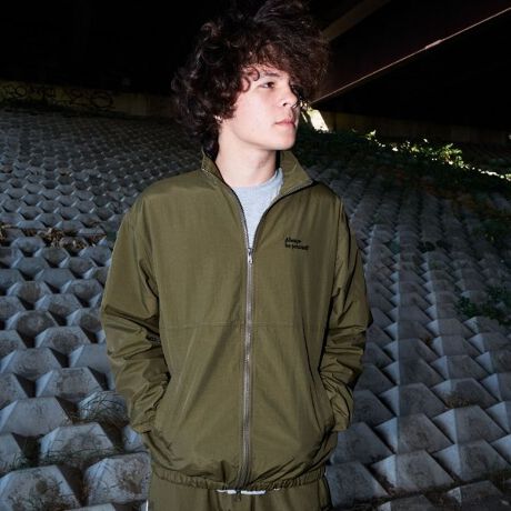 [^ԁF3744302]悭[YȃVGbg̃WbvAbvWPbgłBn̂iCfނgpAnɂ͋Nт̃gRbgt邱ƂŕۉAbvĂ܂Bwʂ̐؂ւɃtN^[pCsO{At@bVAS̗˔fUCƂȂĂ܂Bfނ̃WK[pciiԁF3744103jƃZbgAbvŒp\ȃgĥACełBySӖzalways be yourselfF炵yfzg175cm@pTCYFL(170cm)iJ[LARjg172cm@pTCYFL(170cm)iNjfp̏íÃy[W̏iȊO͎QlC[WƂȂĂ܂ByzȂyLkzȂynzy|Pbgz聦e|Pbg~2J[LFg175cm@pTCYFL(170cm) RFg175cm@pTCYFL(170cm) NFg172cm@pTCYFL(170cm) 