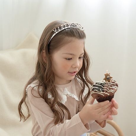 [^ԁF3043405]HAPPY BIRTHDAYJ`[VĂajp[eB[yグĂACełB炫炩킢S[hƃVo[oꂵ܂ITCYt[Ȃ̂łqlłȂƑły߂ACeɂȂĂ܂B摜̐Ԋە̂悤ȁAhs\ȉӏ܂Asǂł͂܂B̏ゲwBfpʐ^菤iʐ^łɋ߂FłBfډ摜̏i̐F́ȀƎ˂pxɂƐFقȂꍇ܂B܂\̃TCYƎ͎኱قȂꍇ܂̂ŁA\߂ByzȂyňzȂyLkzȂynzȂy|PbgzȂyAWX^[zȂ