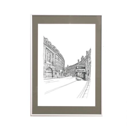 [^:WRYR2LON250801]yiɂāzȐ`X݂ɉāANVbNȃhoXÂɐiޕiBj錚Ɠss̓DȂAhȂł͂̌iFmg[ŕ`ꖇłBו܂ŒJɕ`ꂽ\ƁA󔒂𐶂]̃oXSn悭AÂ̒ɂs̑Â܂ByƂɂāzYUCK'N'ROLL==============================T[}ƂēȂ琧Ă܂B͂ƁAUKbN𒆐SƂ鉹yTbJ[DłB݂͐_˂ɍݏZAȂADȐ슈ɂ͂ƂƂłށAȐɌւĕ炵Ă܂B