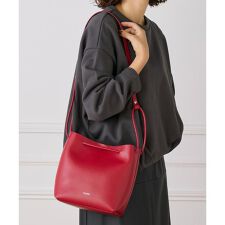 SOFT SHRINK レザークロスボディバッグ《YAHKI》