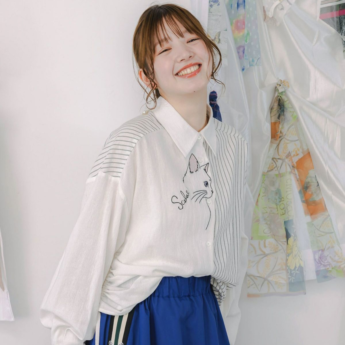 ScoLar スカラー ネコの横顔刺繍 ストライプ切替シャツ | スカラー